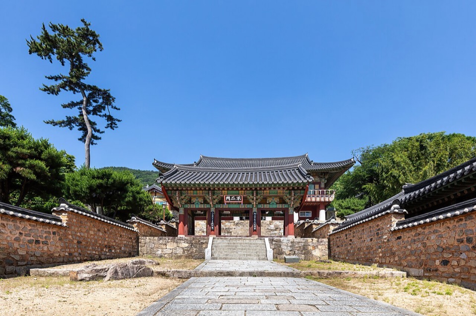 Burimun gate and a pine tree at Beomeosa Temple in Geumjeong-gu