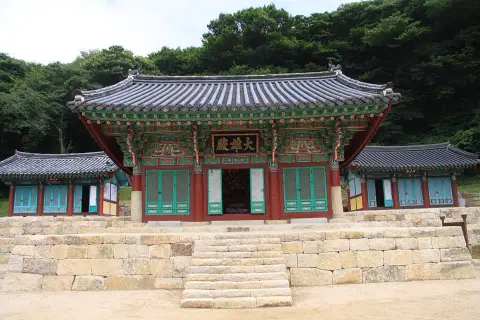 Daeungjeon Hall at Unsusa Temple in Sasang-gu